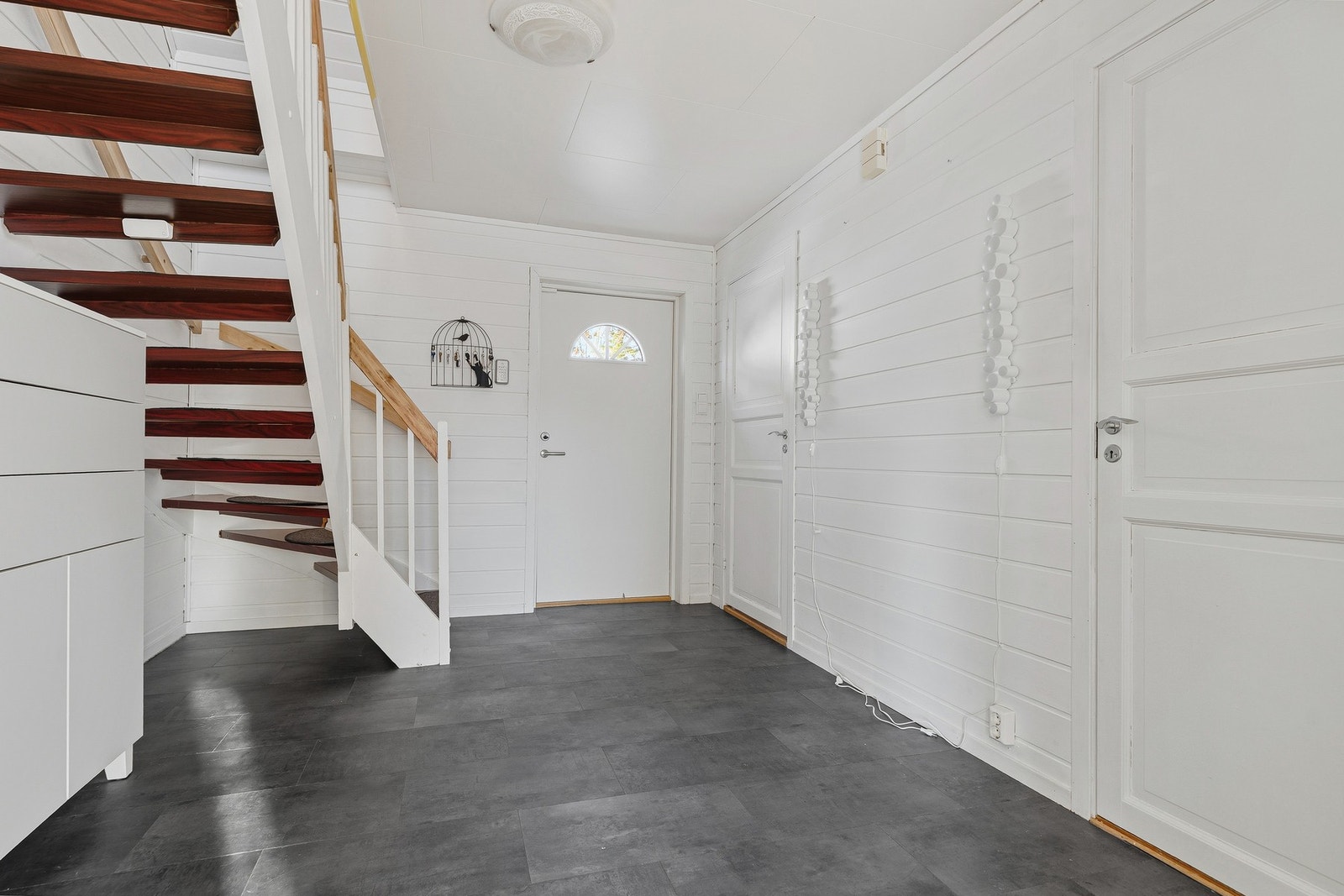 Hyggelig entrè med god plass til lagring av yttertøy og sko. Galleribilde