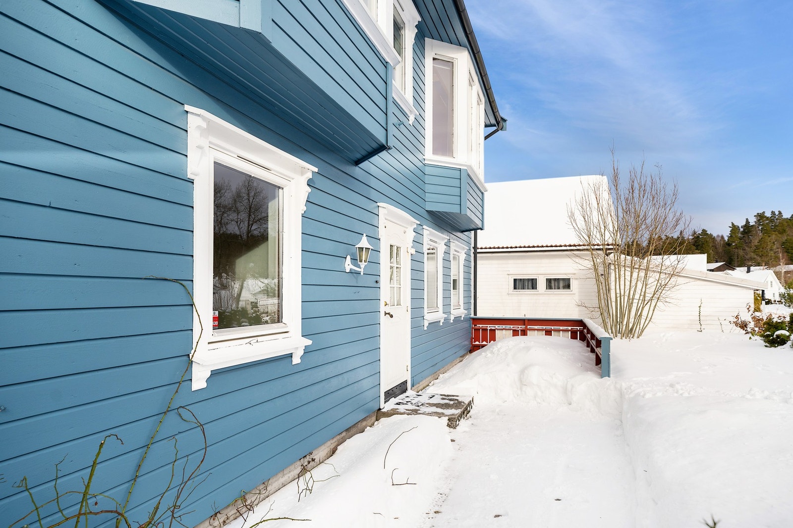 Det er godkjent leilighet i underetasjen. Leiligheten har vært leid ut for kroner 7.000 i måneden + strøm. Galleribilde