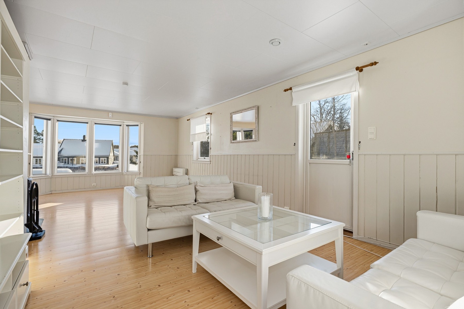 I stuen er det utgang til en hyggelig terrasse. Galleribilde