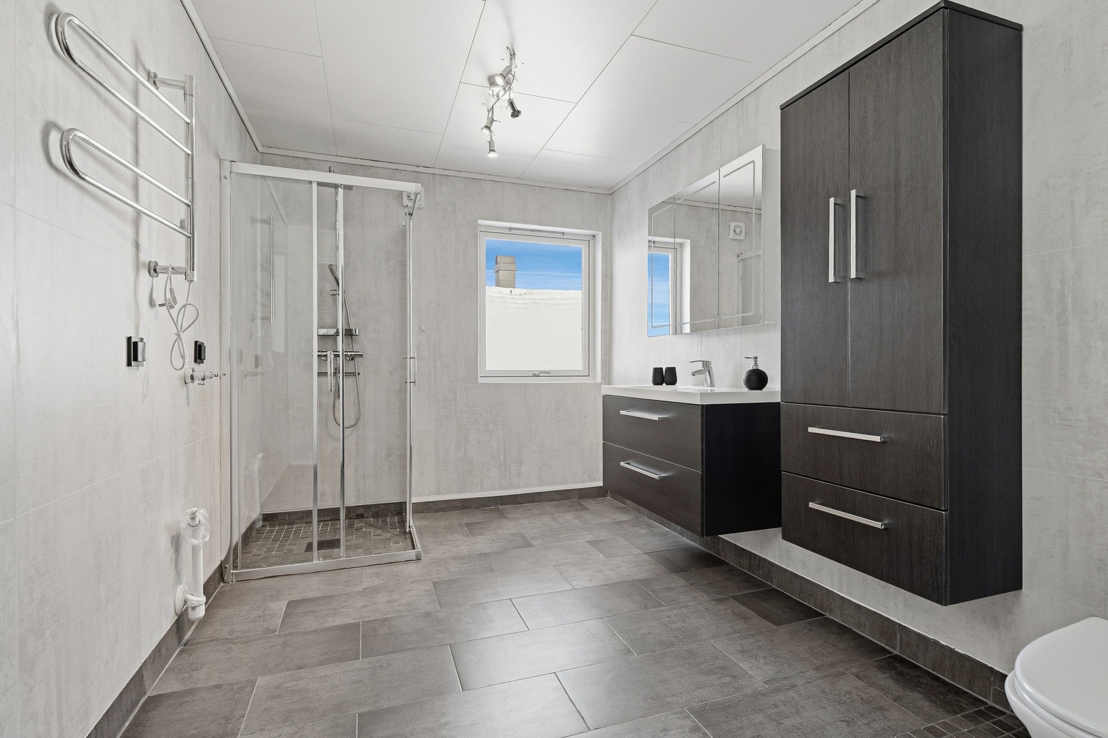 Baderommet ble pusset opp i 2020/21 med egeninnsats og består av servant, dusjhjørne, toalett og opplegg for vaskemaskin. Galleribilde