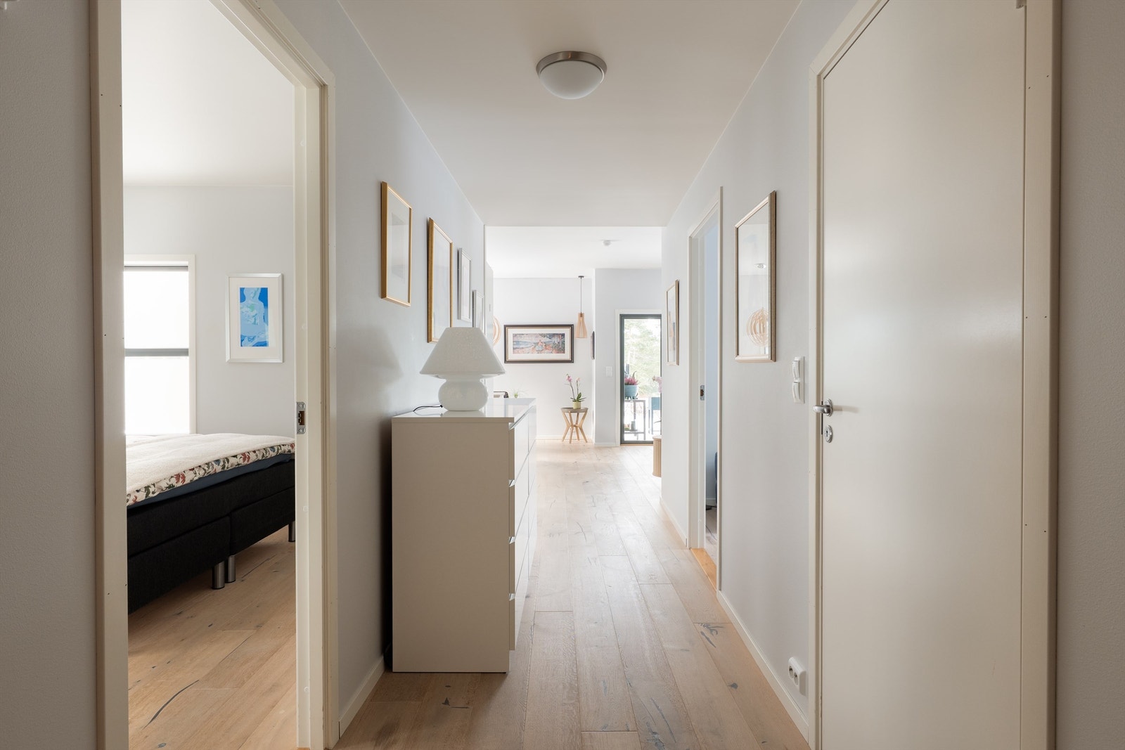 Soverommene er samlet rundt gangen innenfor stuen, i praktisk nærhet av badet. Galleribilde