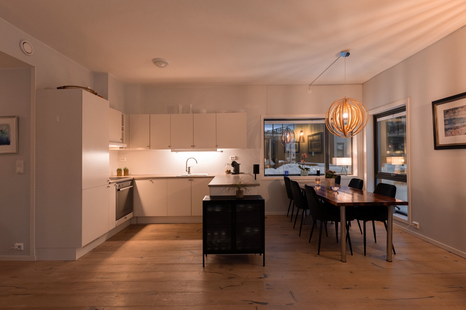 Stuen og kjøkkenet er sømløst knyttet sammen i åpen løsning. Høyden påvirker romfølelsen positivt. Galleribilde