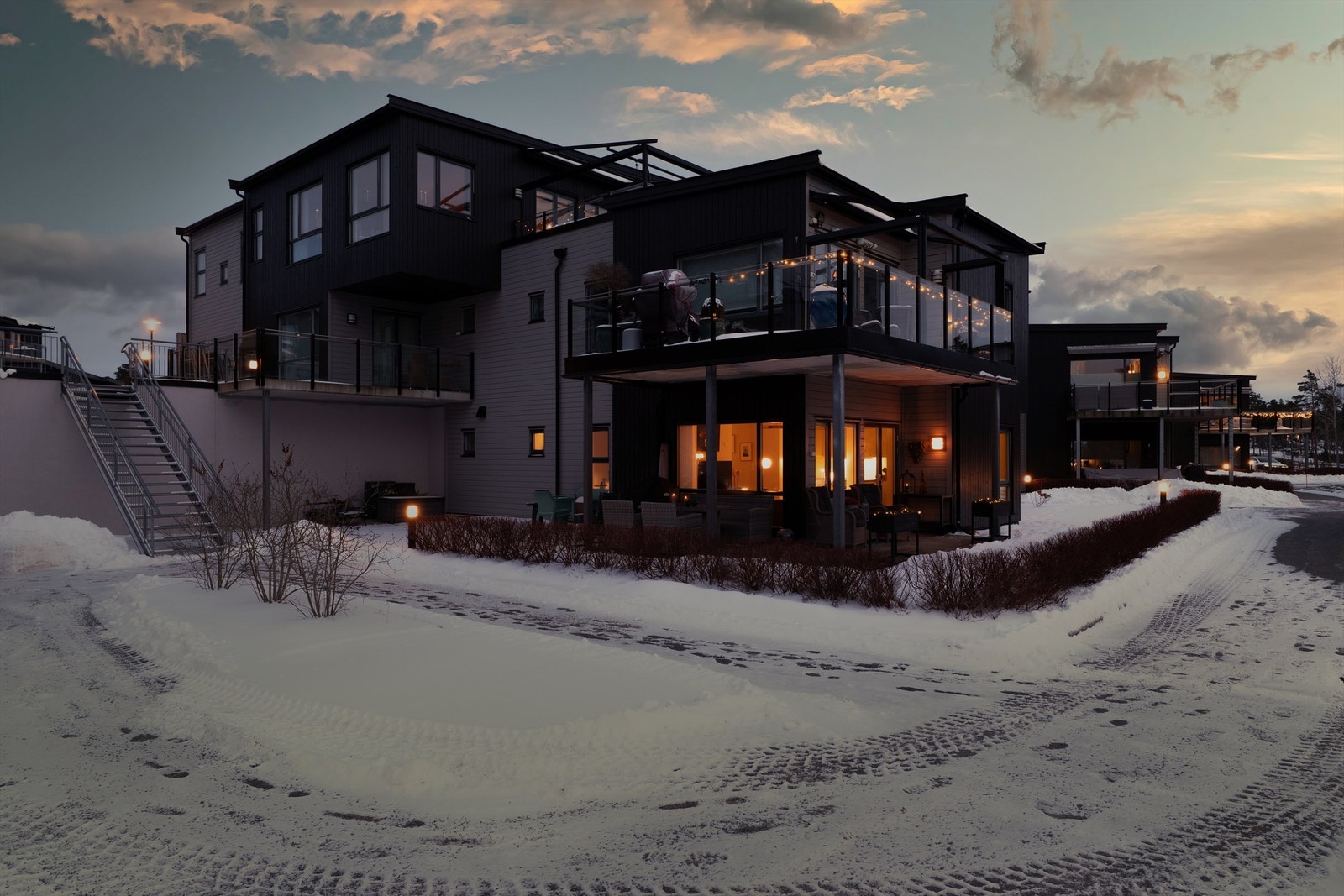 Leiligheten utgjør hele underetasjen og er blant få i sameiet med tilknyttet hage.
Fotograf; Kristoffer Kristiansen. Galleribilde