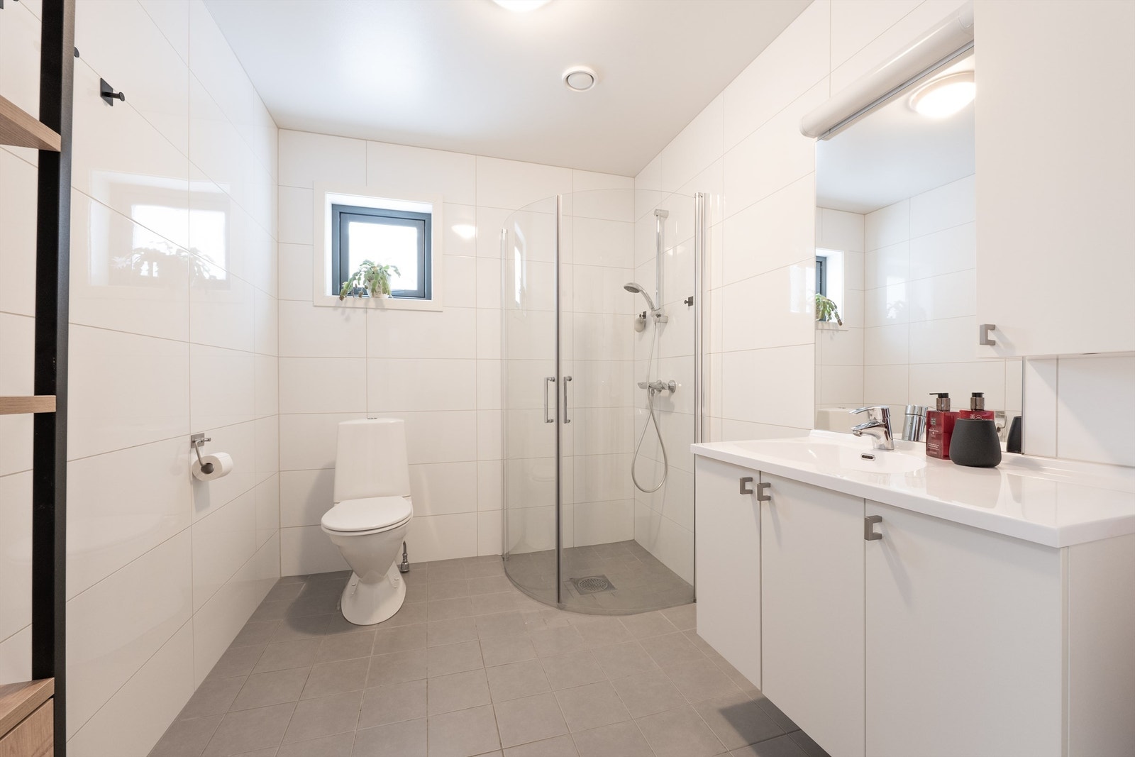 Badet har elektrisk gulvvarme, leilighetens øvrige rom har vannbåren gulvvarme. Galleribilde