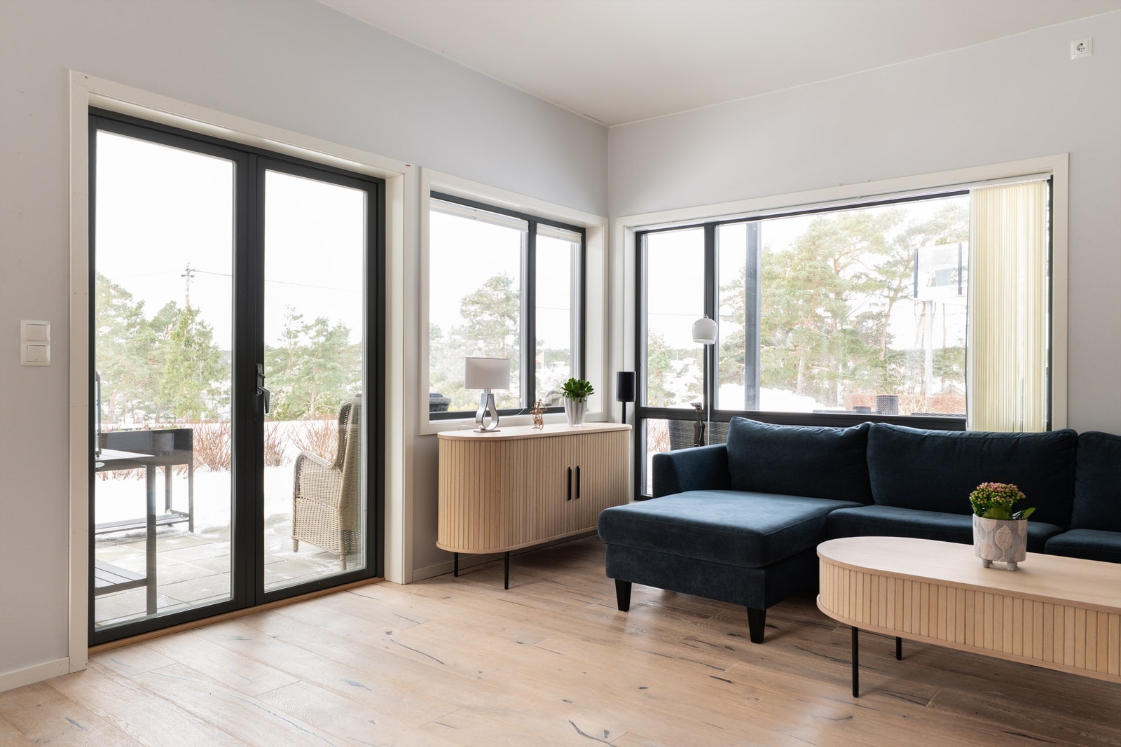 Fra stuen kan du enkelt trå rett ut på plattingen og videre ut i det grønne. Galleribilde