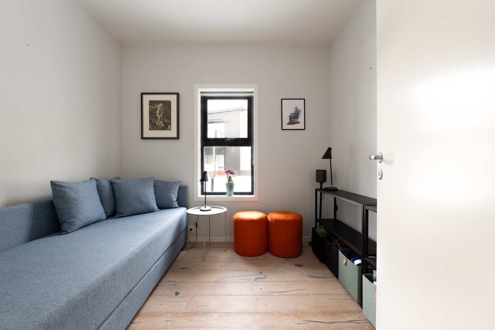 Med ca. 7 kvm. gulvflate er dette et velfungerende barne-/gjesterom. Sameiet har to hybler som kan leies ved behov for ekstra innkvarteringsplass til besøkende. Galleribilde