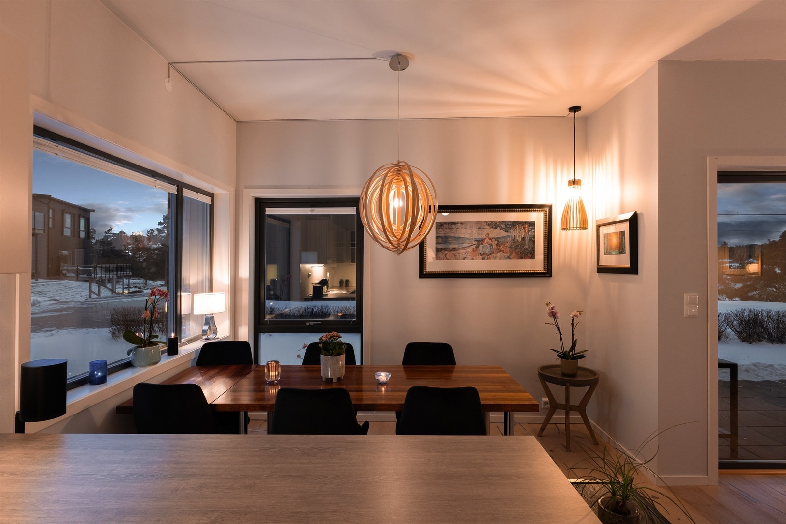 Med spisegruppen rett foran kjøkkenet er veien fra matlaging til måltid kort og enkel. Galleribilde