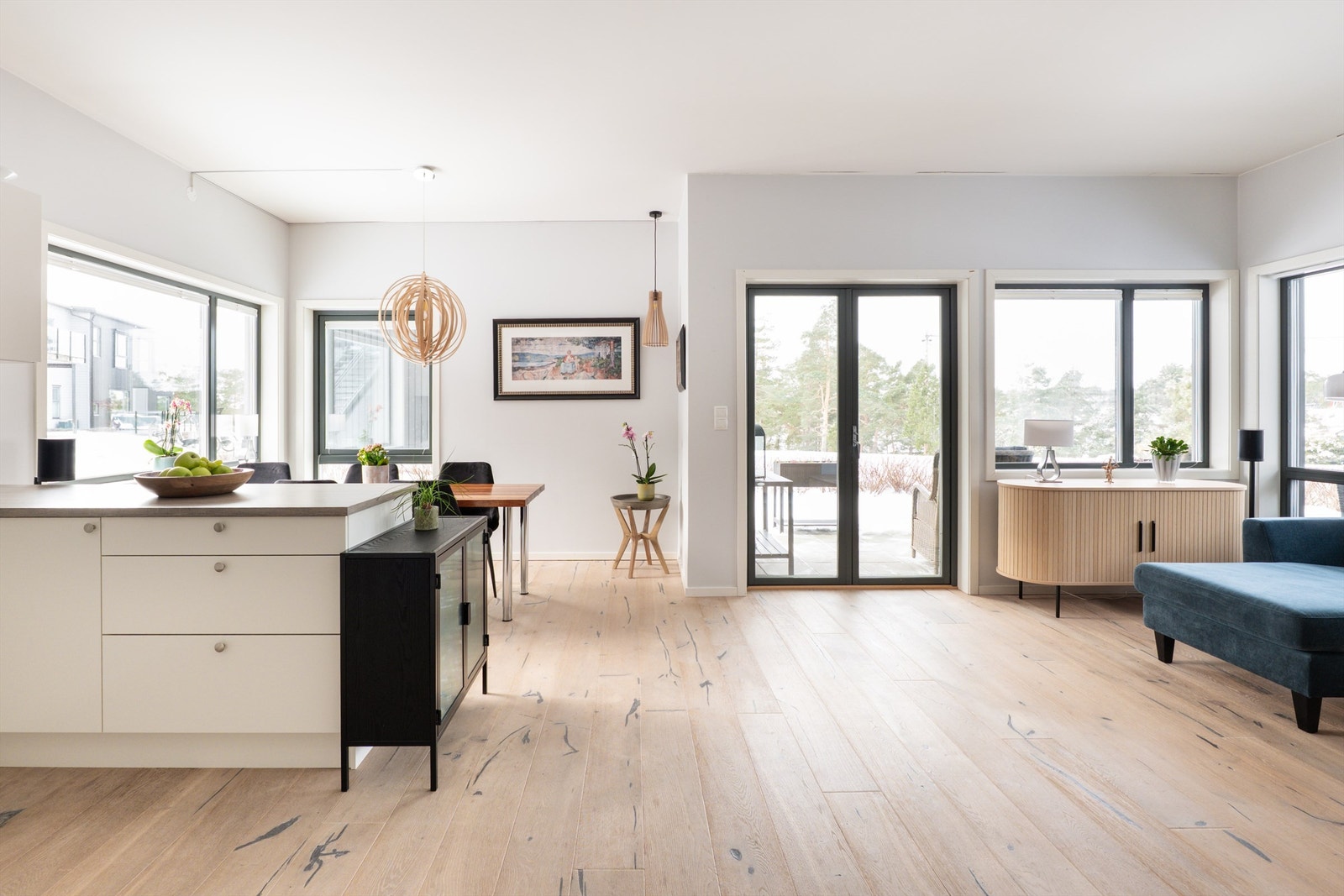 De mange store vinduene skaper meget gode lysforhold i stuen. Galleribilde