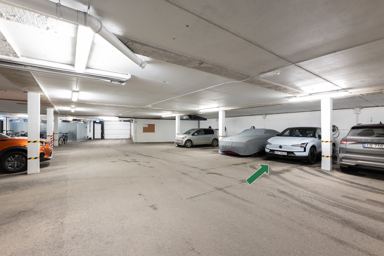 I garasjeanlegget disponerer leiligheten plass like innenfor porten, samt gitterbod på ca. 5 kvm. Galleribilde