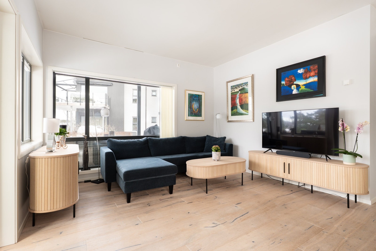 I leilighetens tekniske standard inngår moderne bekvemmeligheter som balansert ventilasjon og gulvvarme i samtlige rom - hovedsakelig vannbåren. Galleribilde