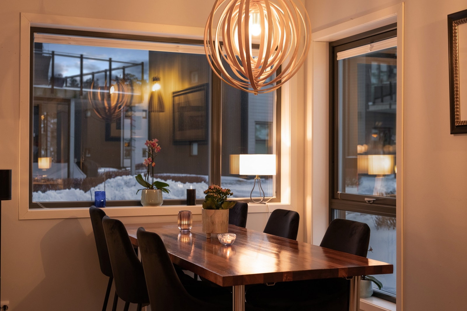 I kroken foran kjøkkenet ligger alt til rette for en hyggelig spiseplass. Her er det også morgen-/formiddagssol i årets lysere måneder. Galleribilde