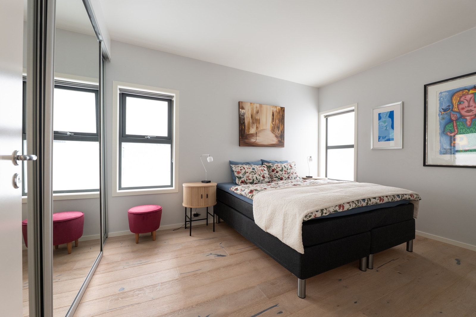 Hovedsoverommet er på ca. 12 kvm. og innredet med stor speildørsgarderobe. Galleribilde