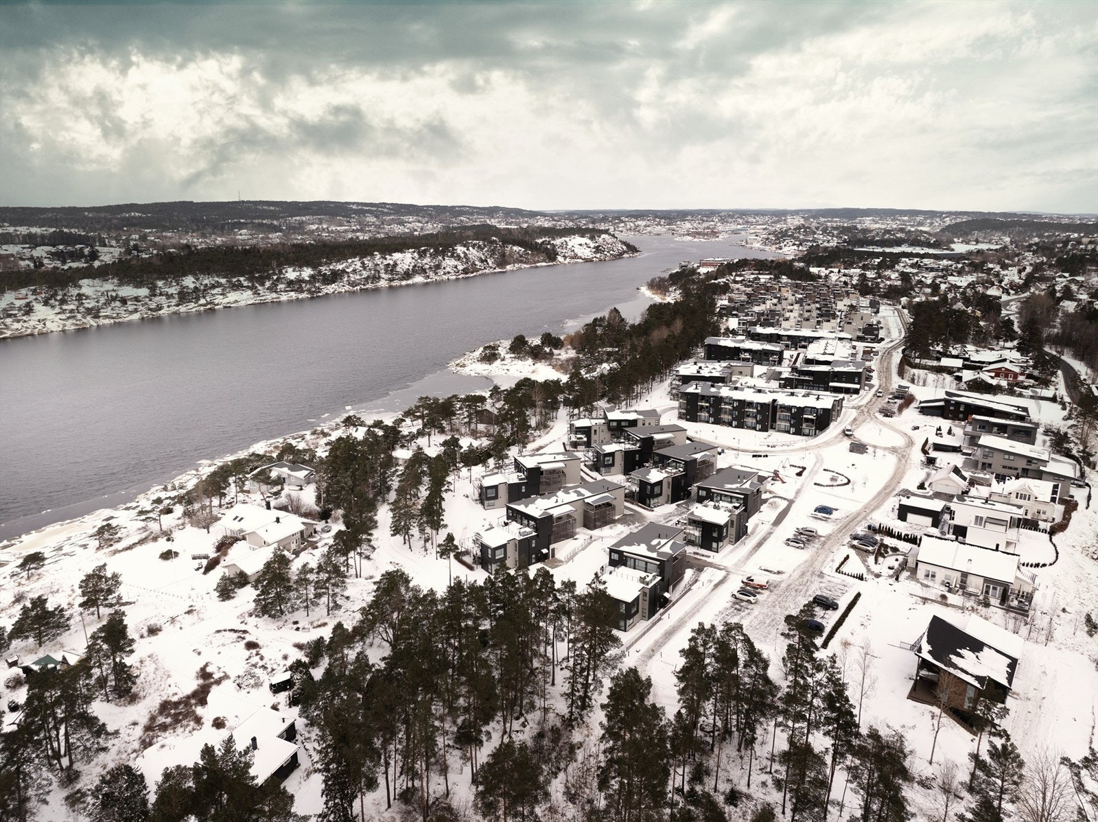 Nærheten til sjøen er spesielt attraktiv i sommermånedene. Rett i nærheten finnes flere fine badesteder, turstier like så. Galleribilde