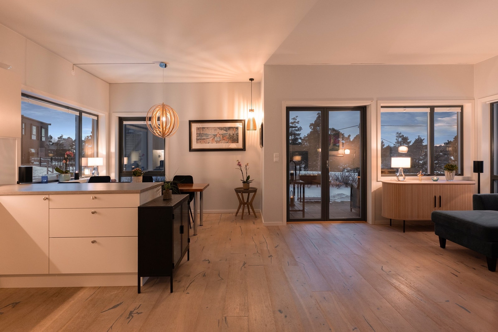 I stuen sees et naturpreget utsyn til furutrær og åpne gressflater. Galleribilde