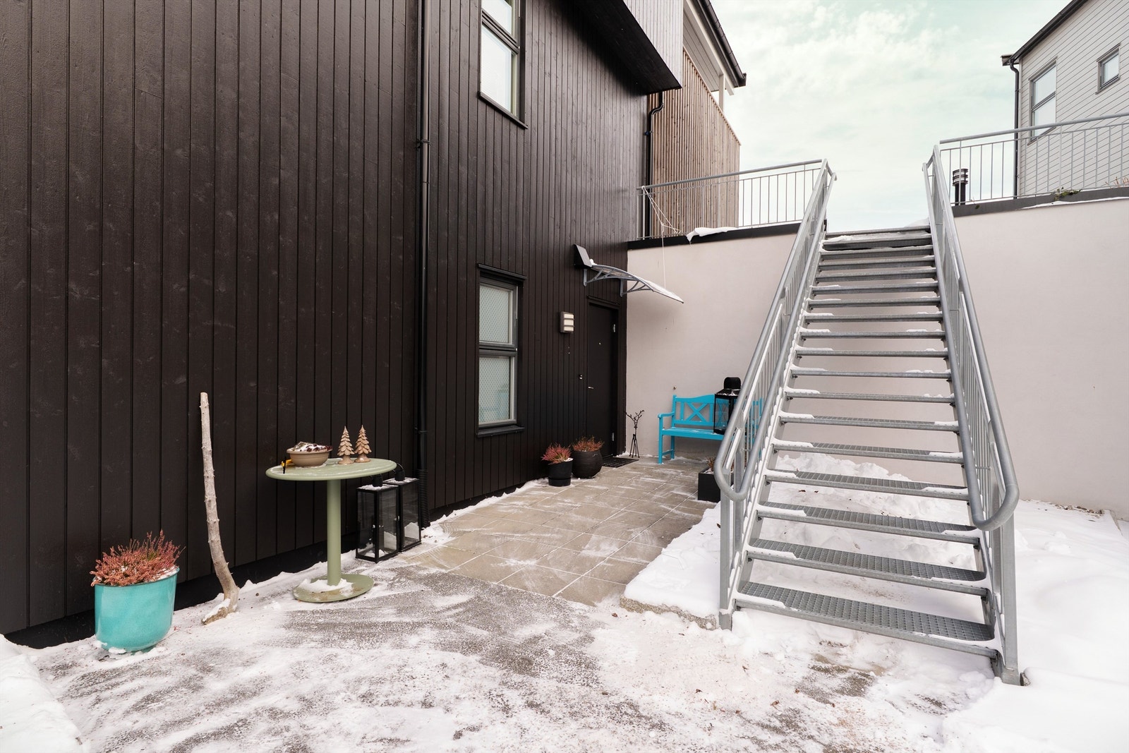 På inngangssiden er det deilig morgen-/formiddagssol sommerstid. Galleribilde