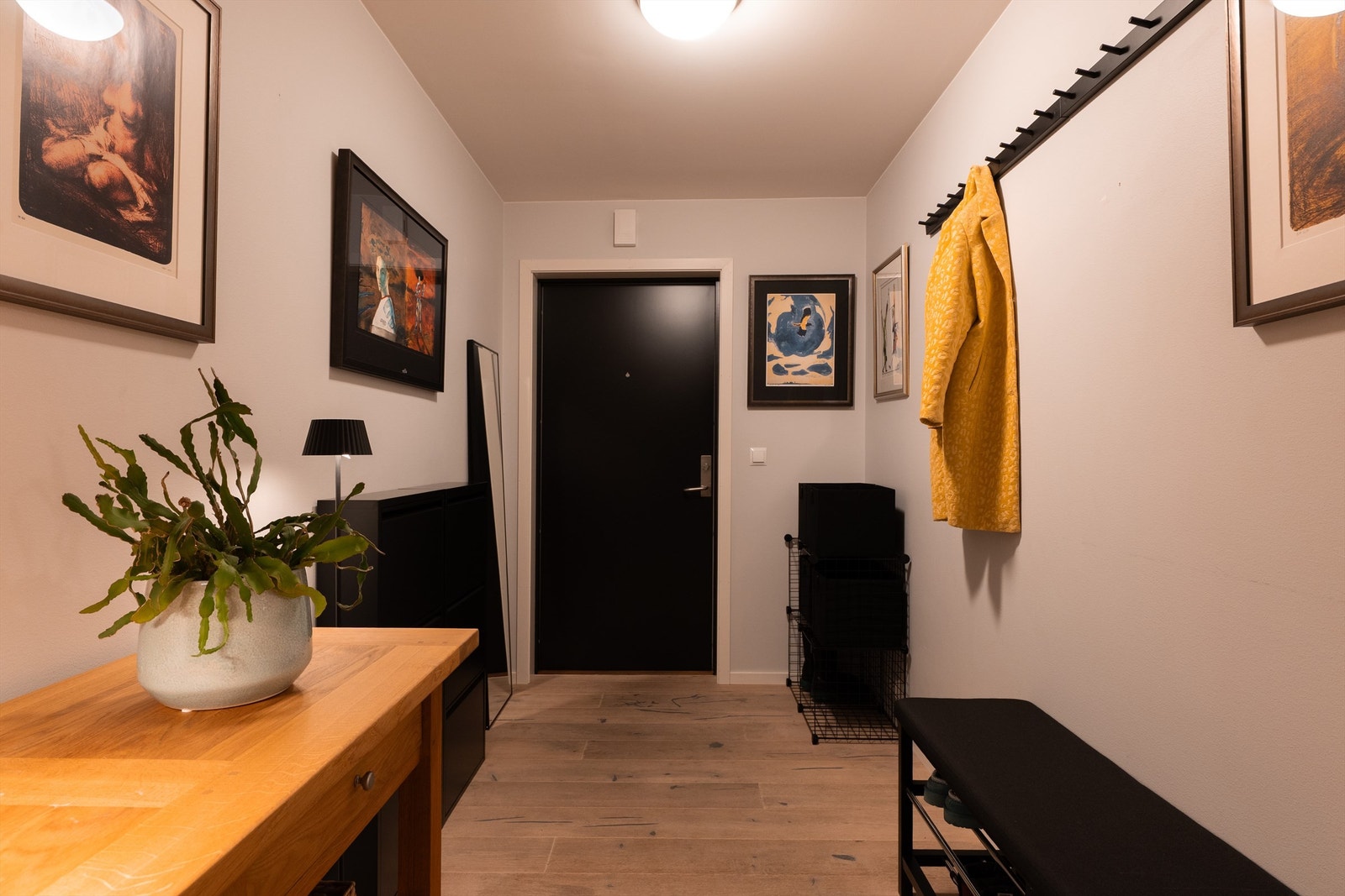 Entreen er et romslig første møte med leilighetens indre. Her kan ytterligere en skyvedørsgarderobe installeres. Galleribilde