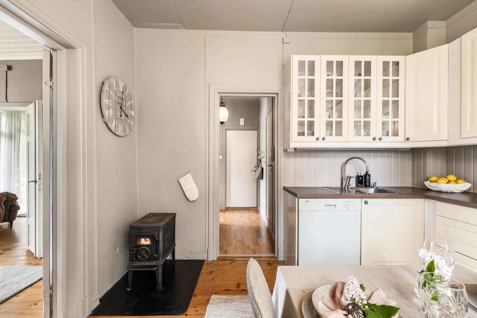 Det er også en vedovn på kjøkken. Galleribilde