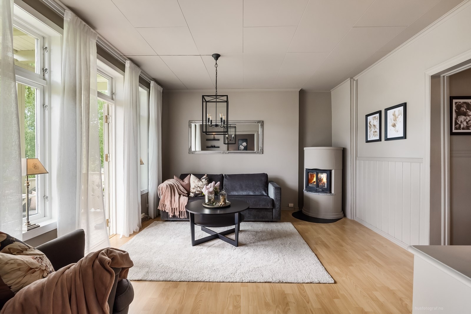 Stue med peisovn med glassdør. Galleribilde