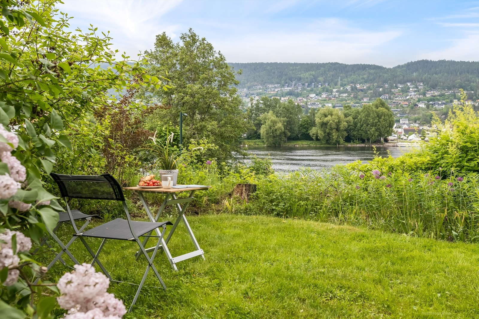 Flere fine soner i hagen for hyggelige stunder. Galleribilde