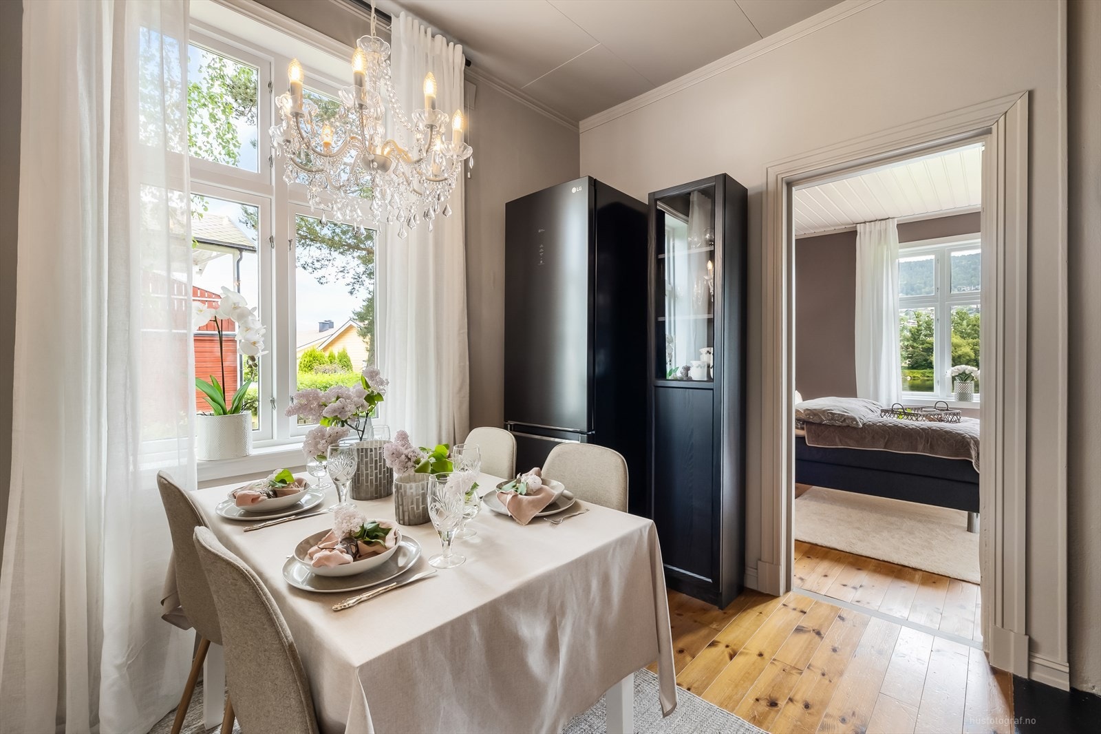 God spiseplass ved vindu på kjøkken. Galleribilde