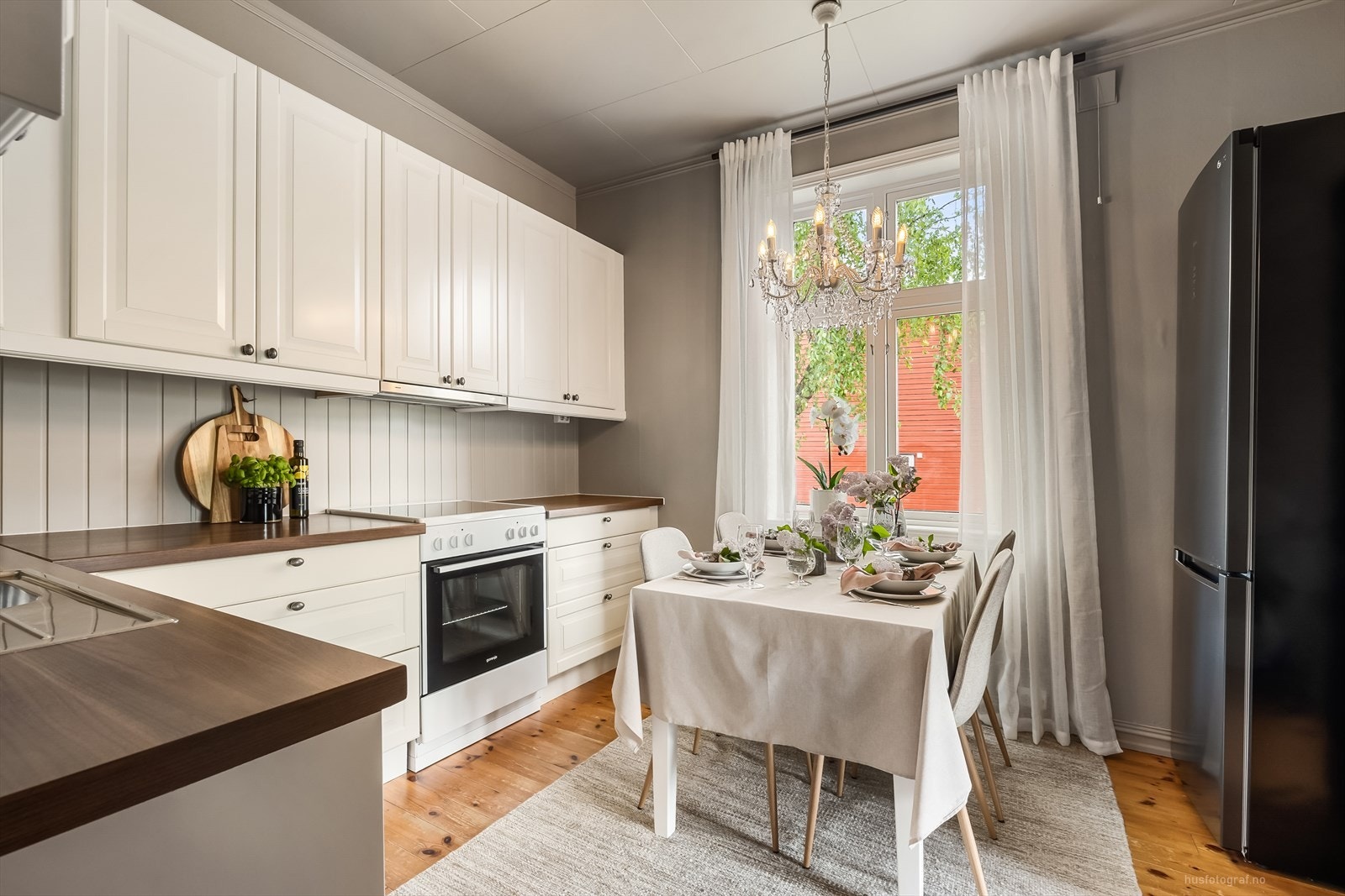 Pent kjøkken med profilert hvit kjøkkeninnredning (nytt 2011). Galleribilde