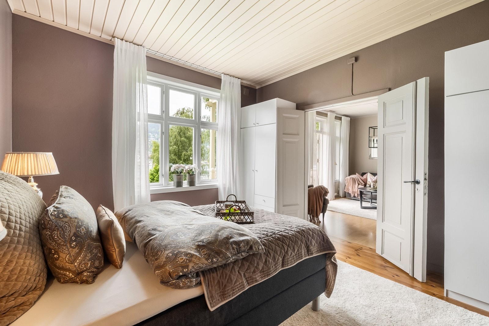 God garderobeplass på soverom. Galleribilde