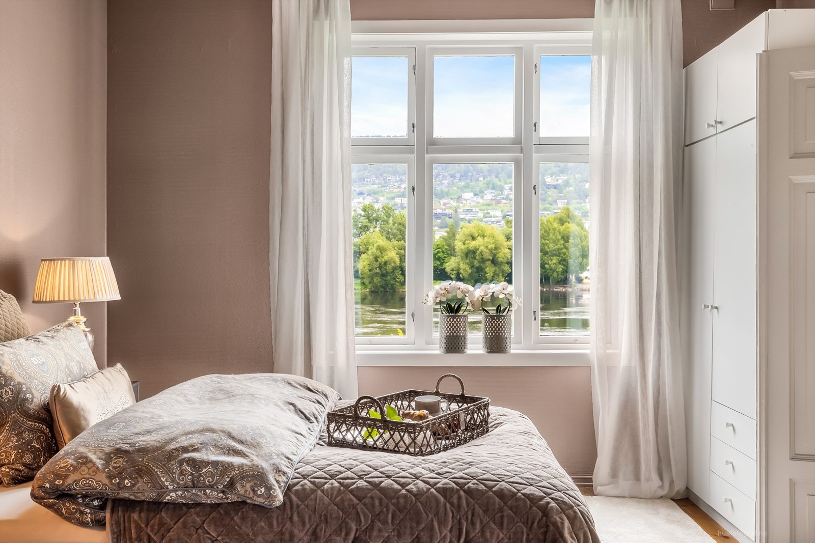 Soverom med flott utsikt mot elven. Galleribilde