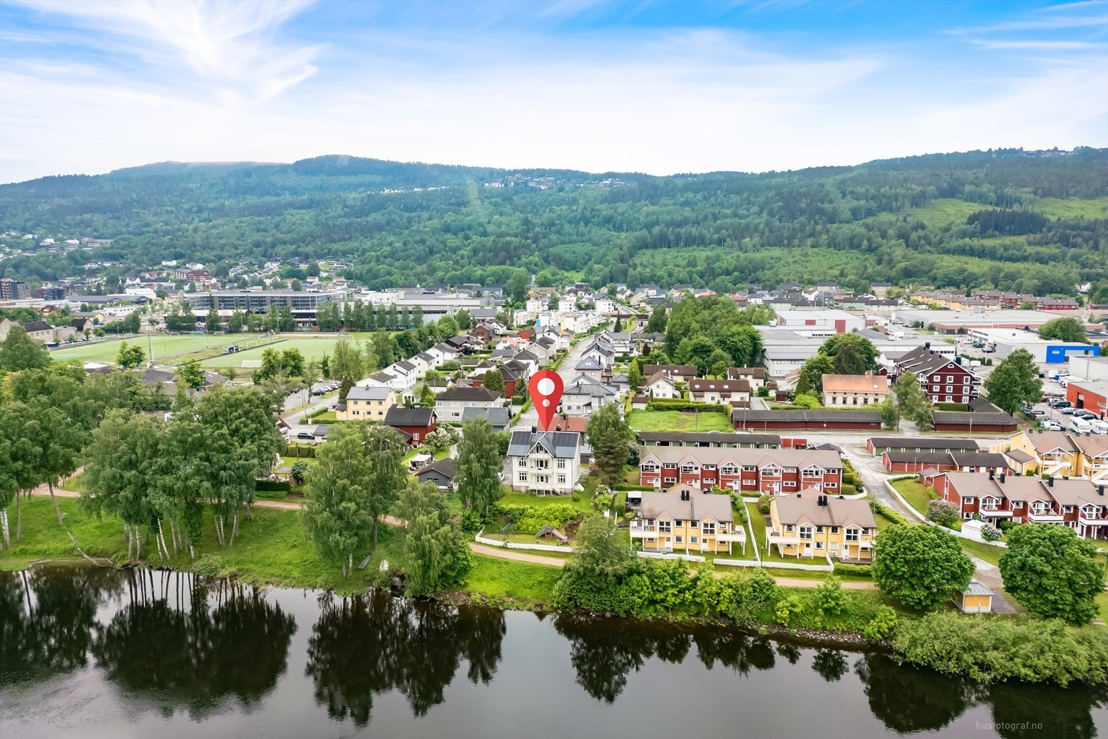 Meget fin beliggenhet i 1. rekke mot Drammenselven. Galleribilde