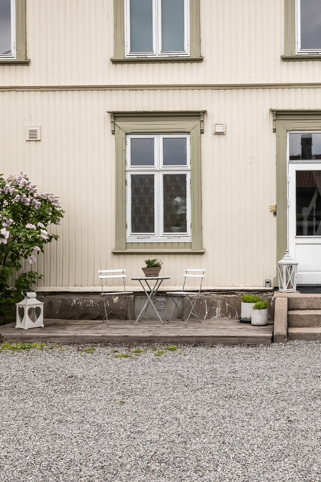 Pent opparbeidet med gruset gårdsplass og flott hage med gressplen i forkant av eiendommen. Galleribilde