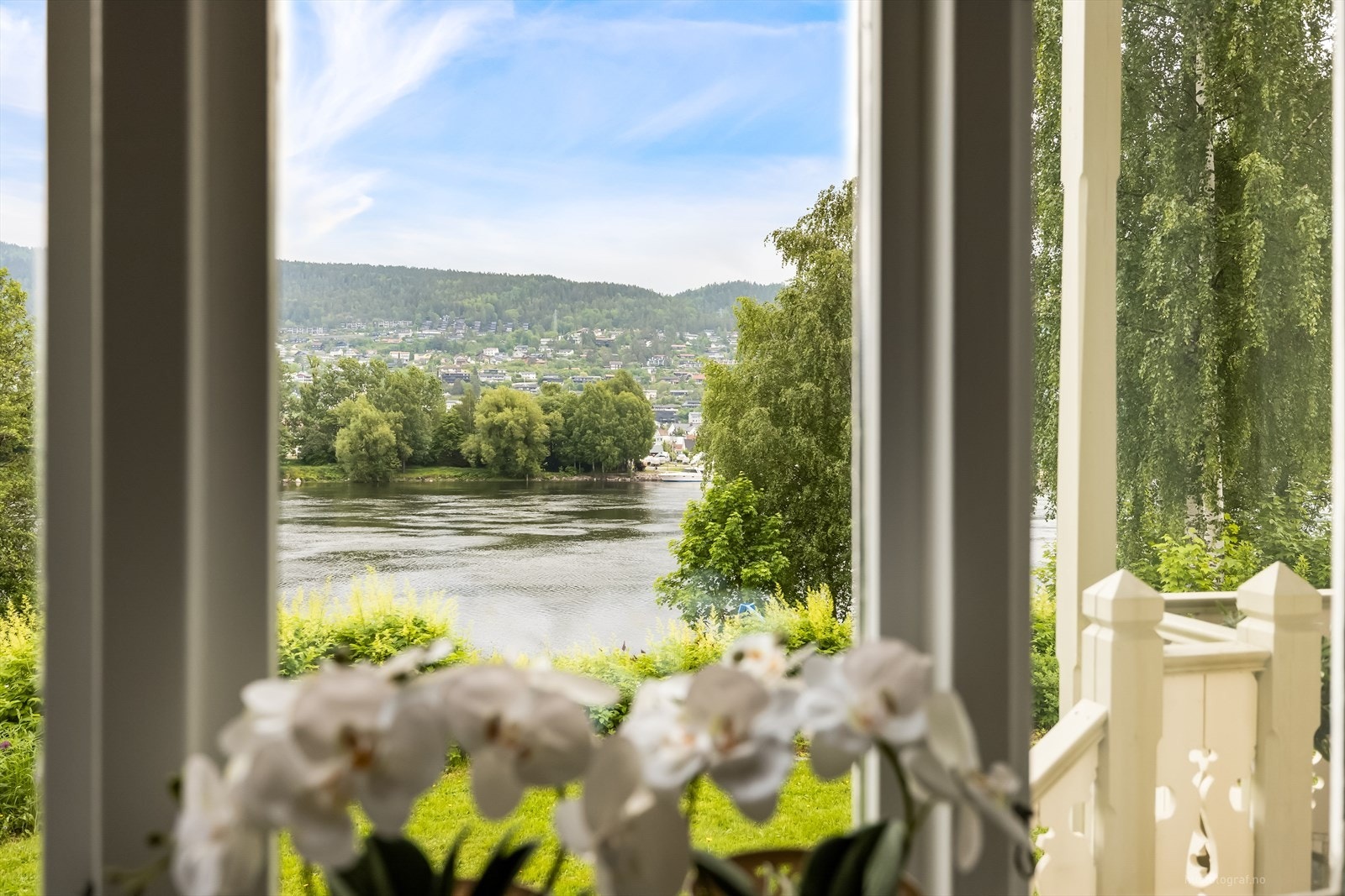 Meget fin beliggenhet i 1. rekke mot Drammenselven. Galleribilde