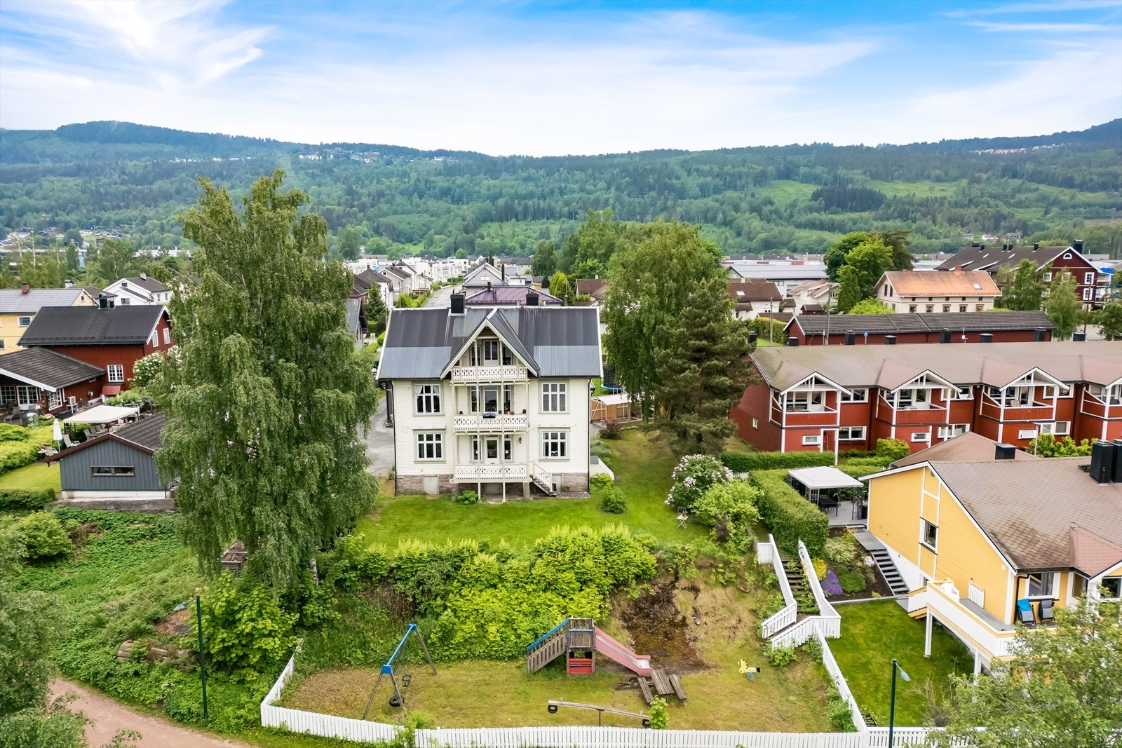 Sjarmerende sveitserhus med totalt 5 leiligheter. Galleribilde