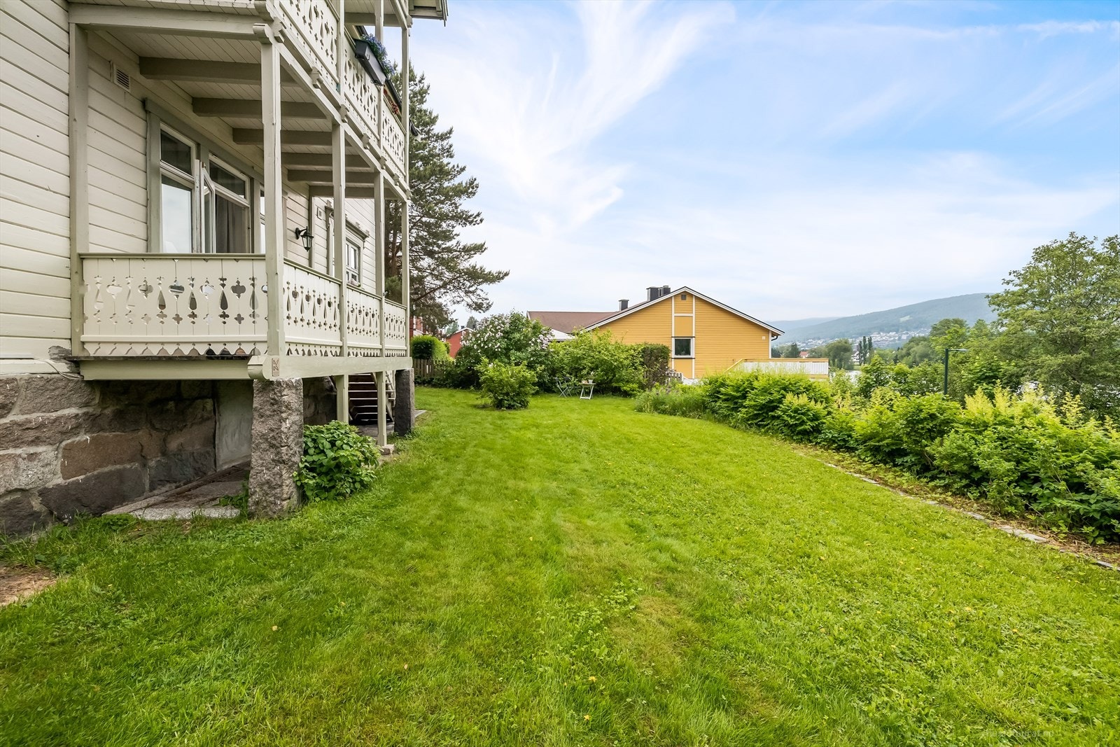 Felles flott hage med gressplen på baksiden av bygget mot Drammenselven. Galleribilde