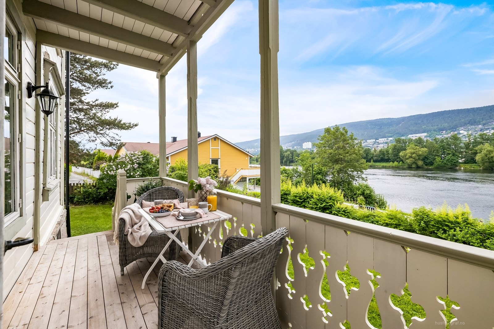 Takoverbygd balkong på ca. 7 m² med flott elveutsikt. Galleribilde