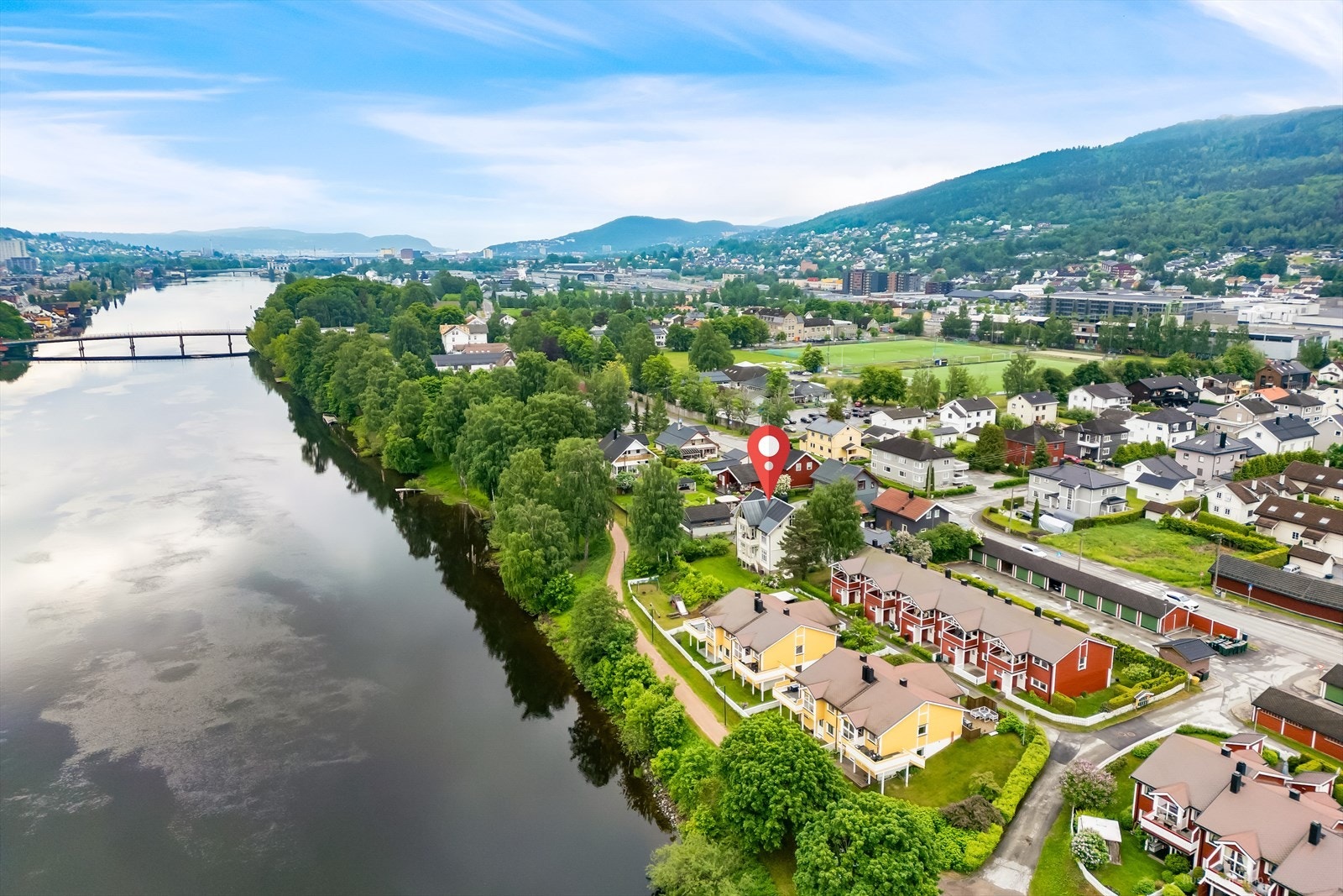 Umiddelbar nærhet til elveparken med flotte tur og rekreasjonsmuligheter, Gulskogen gård med flott parkanlegg og gangavstand til marka med gode turmuligheter. Galleribilde