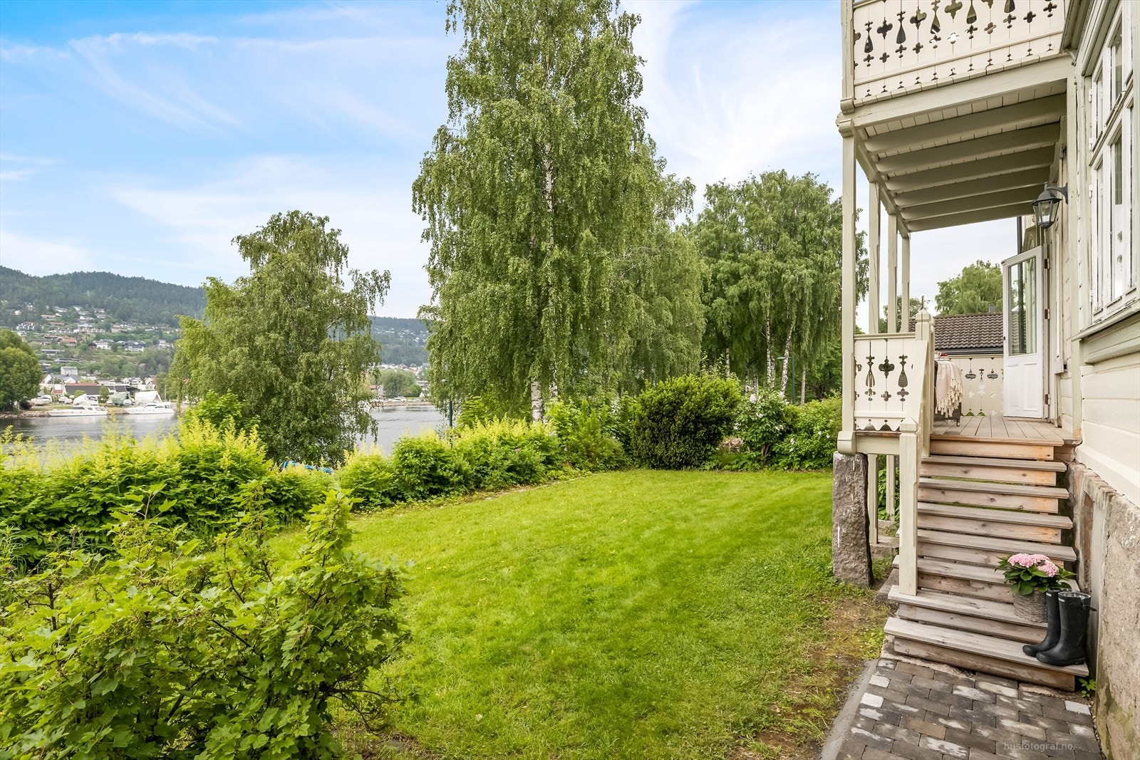 Det er trapp ned til hagen fra balkongen. Galleribilde