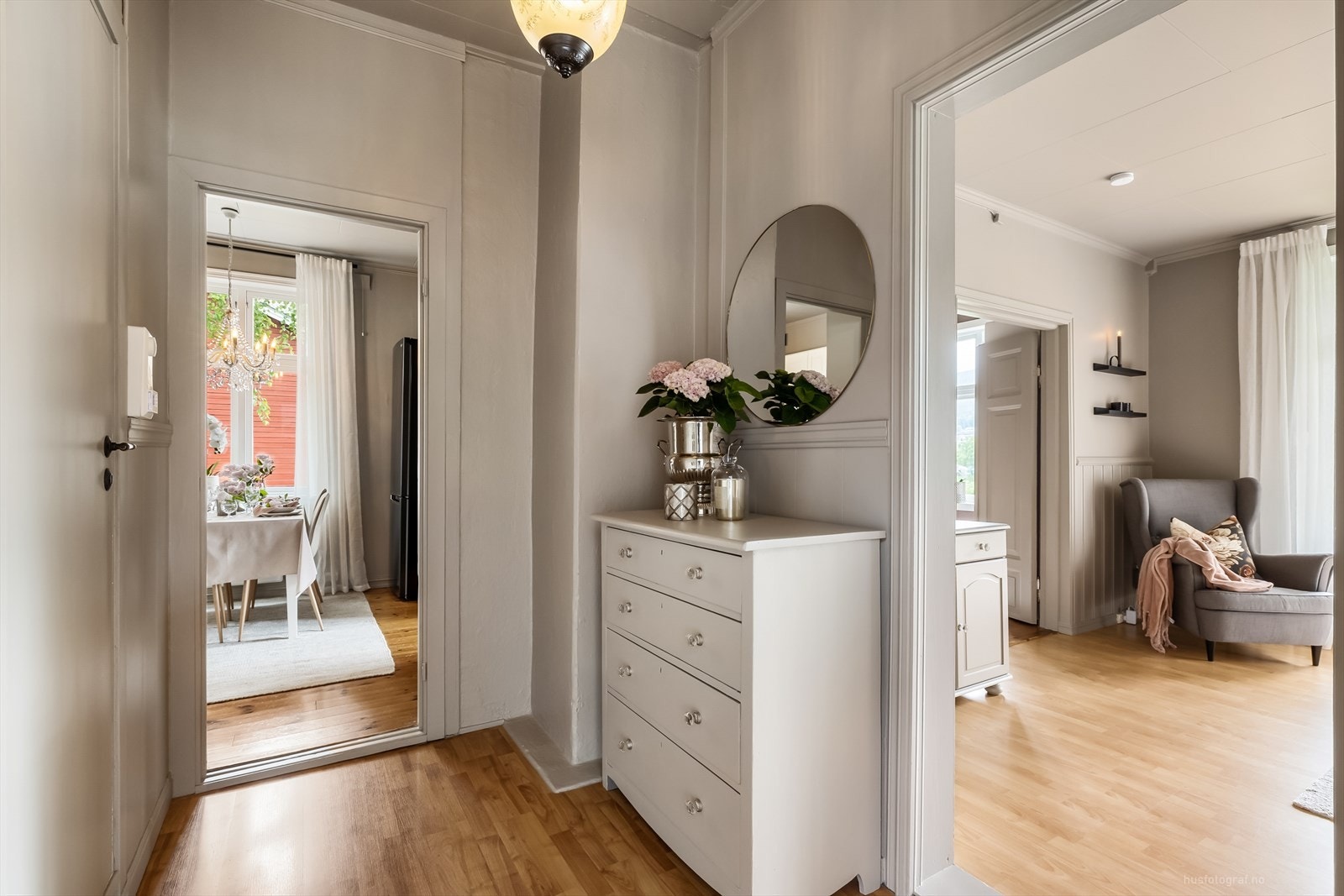 Gang med garderobeplass. Galleribilde