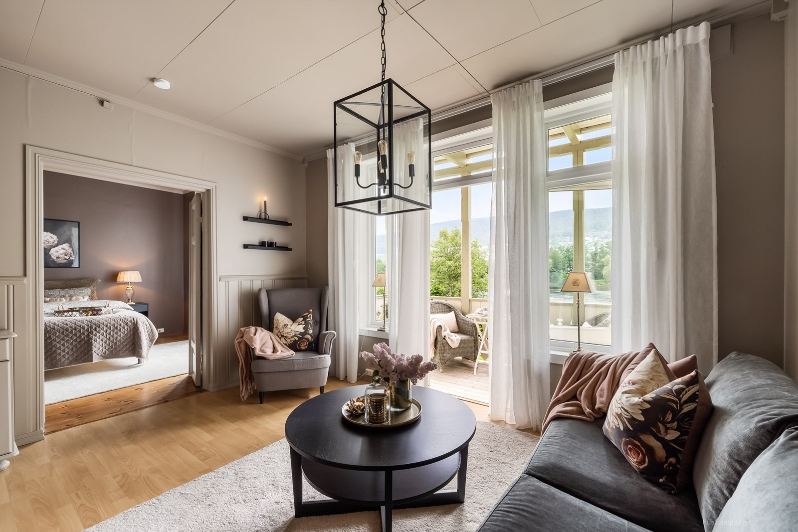 Stue med utgang til takoverbygd balkong på ca. 7 m² mot Drammenselven. Galleribilde