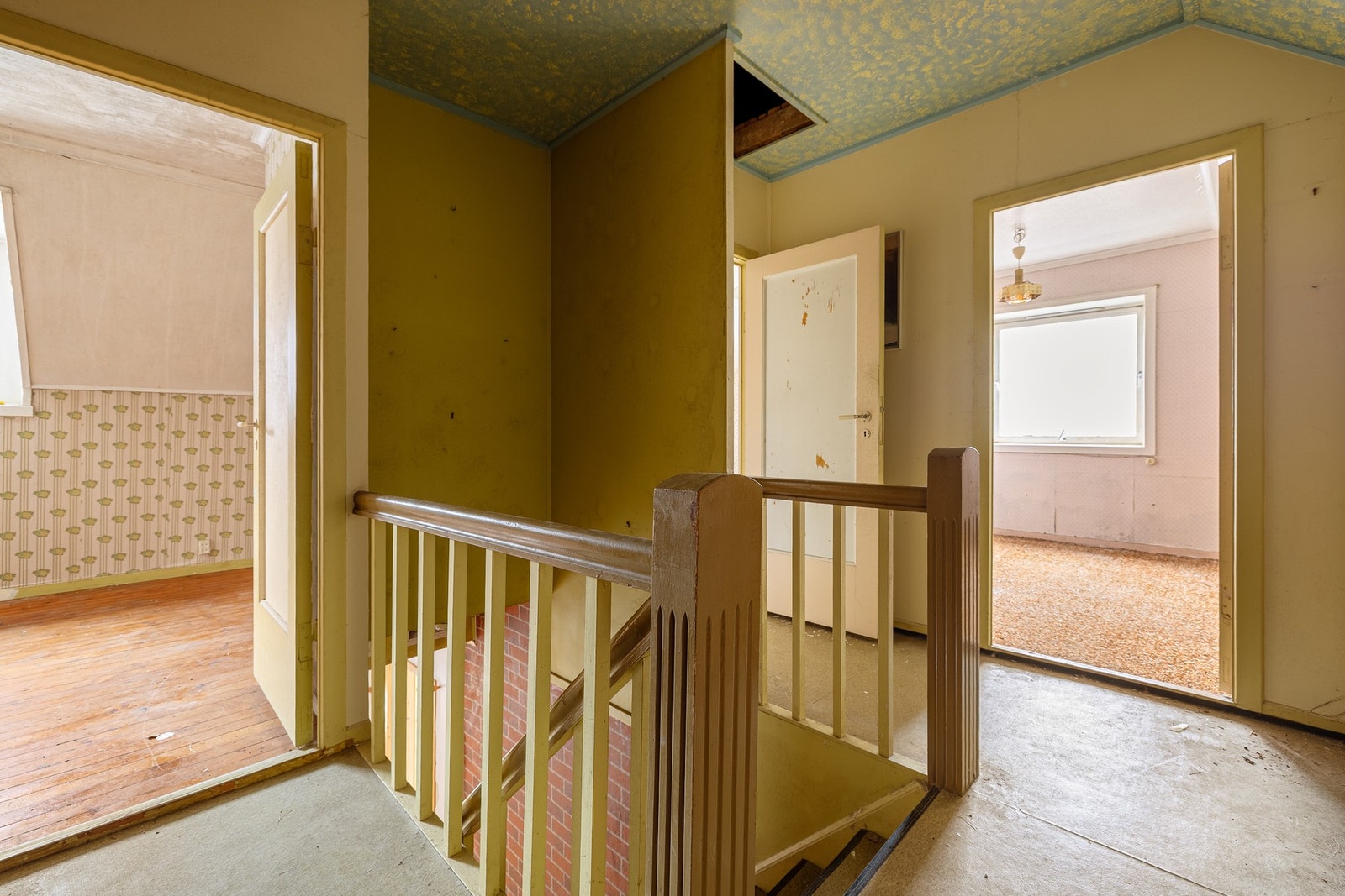 Eiendommen ligger i rolige og familievennlige omgivelser med kort avstand til både natur, servicetilbud og gode kollektivforbindelser. Galleribilde