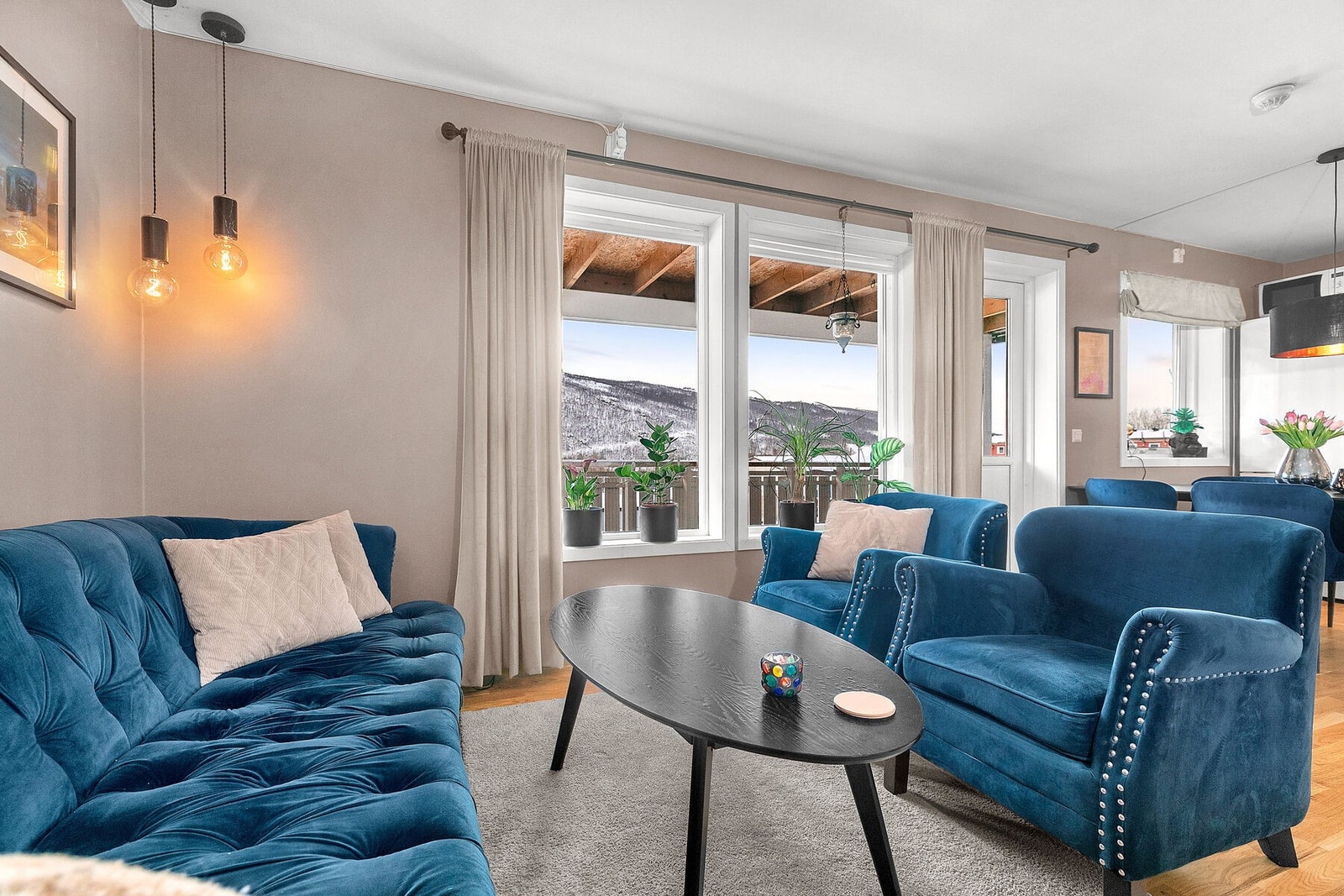 Pen stue med fin utsikt Galleribilde