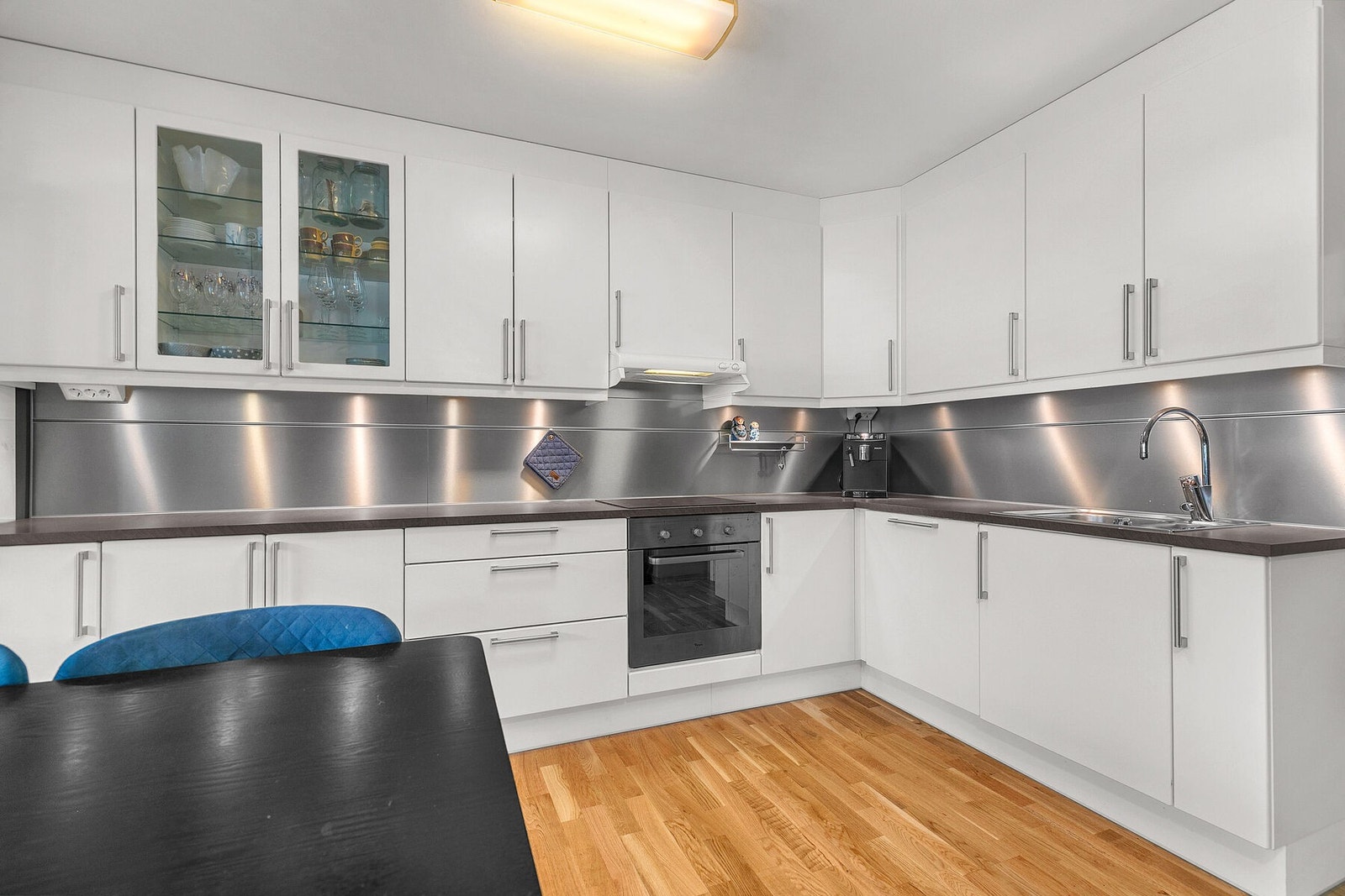 HTH-kjøkken med integrerte hvitevarer og godt med benkeplass Galleribilde