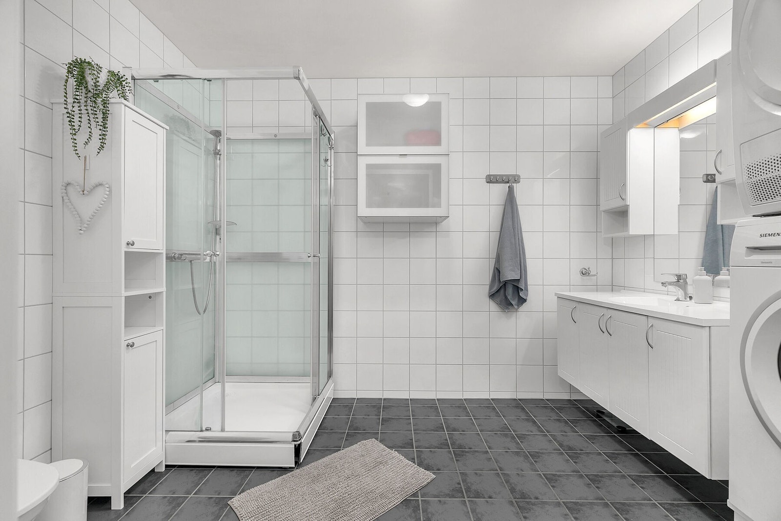 Flislagt bad med varme i gulv og opplegg for vaskemaskin. Galleribilde