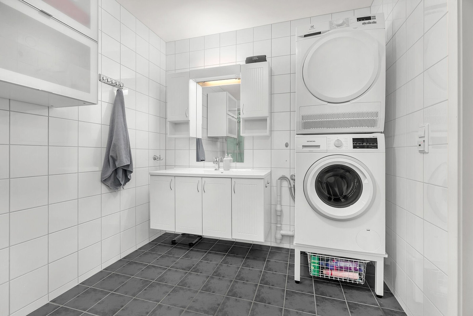 Pent bad med fliser på gulv og vegg. Varme i gulv. Galleribilde