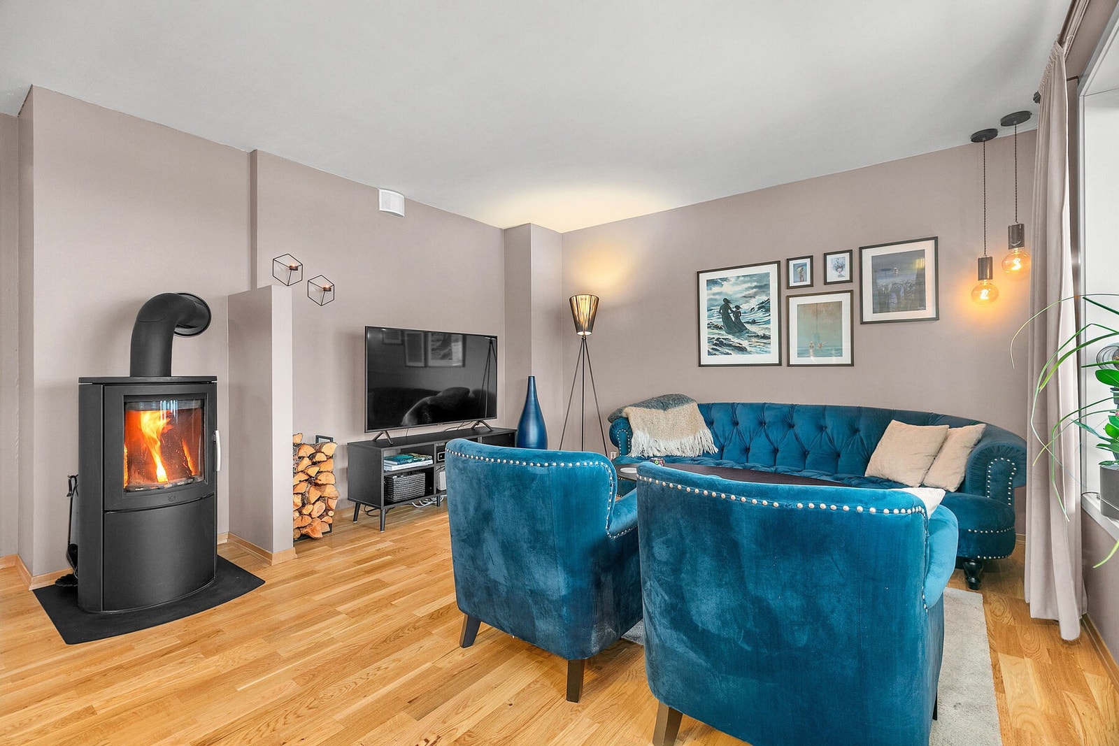 Vedovn i stuen gir lun varme på kalde dager Galleribilde