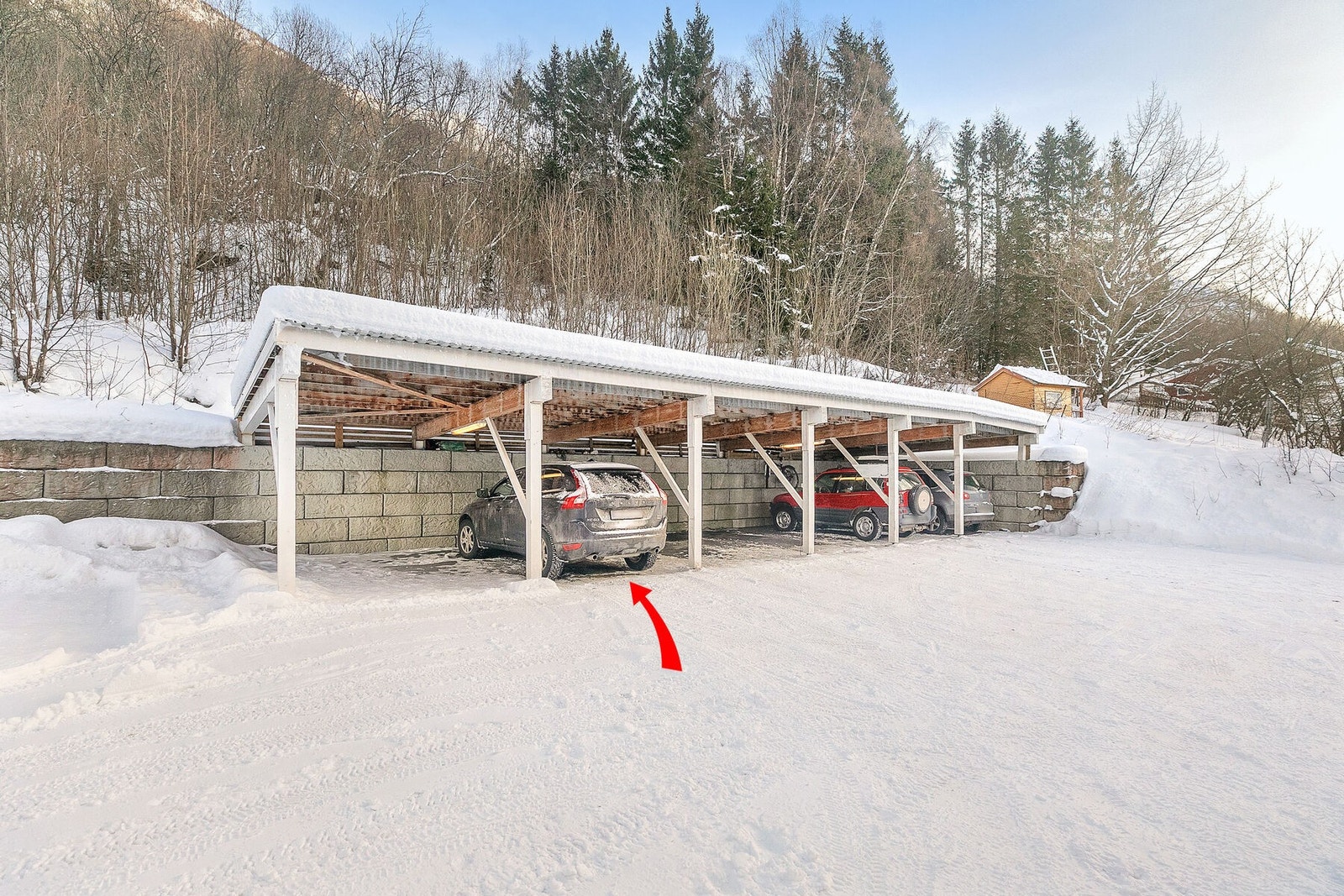 Leiligheten disponerer egen parkering i carport Galleribilde