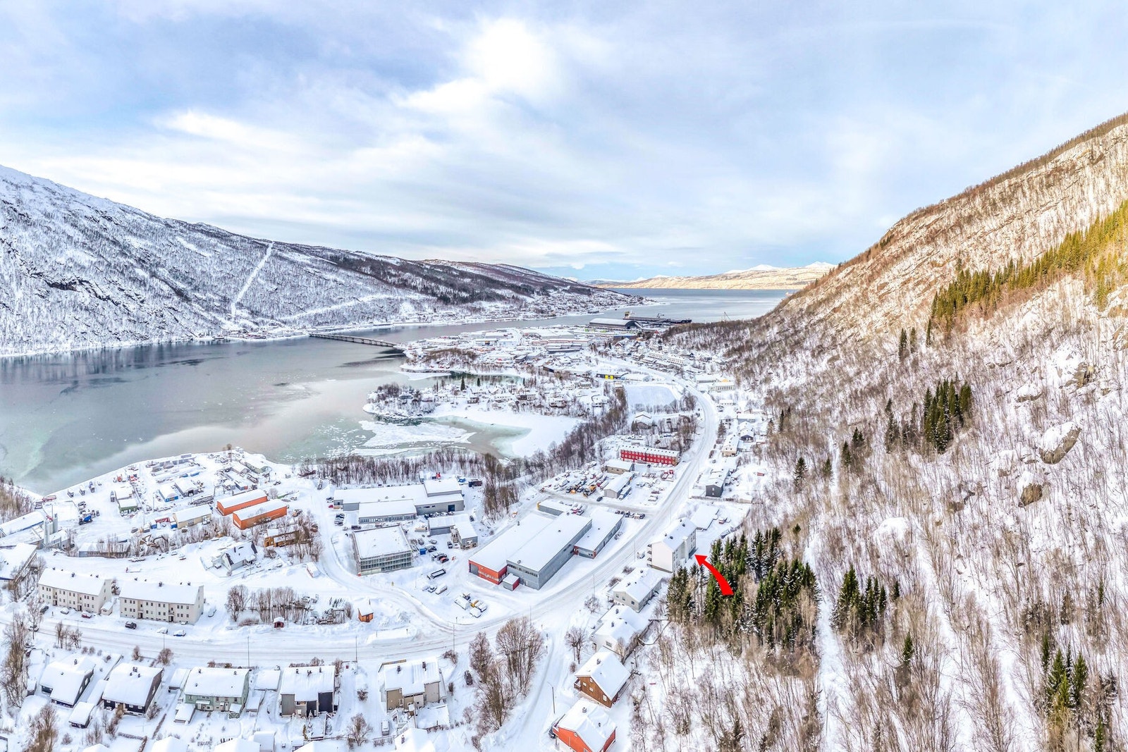 Boligen ligger fint til i Narvik med kort vei til skole, barnehage, strand og turomårder. Galleribilde