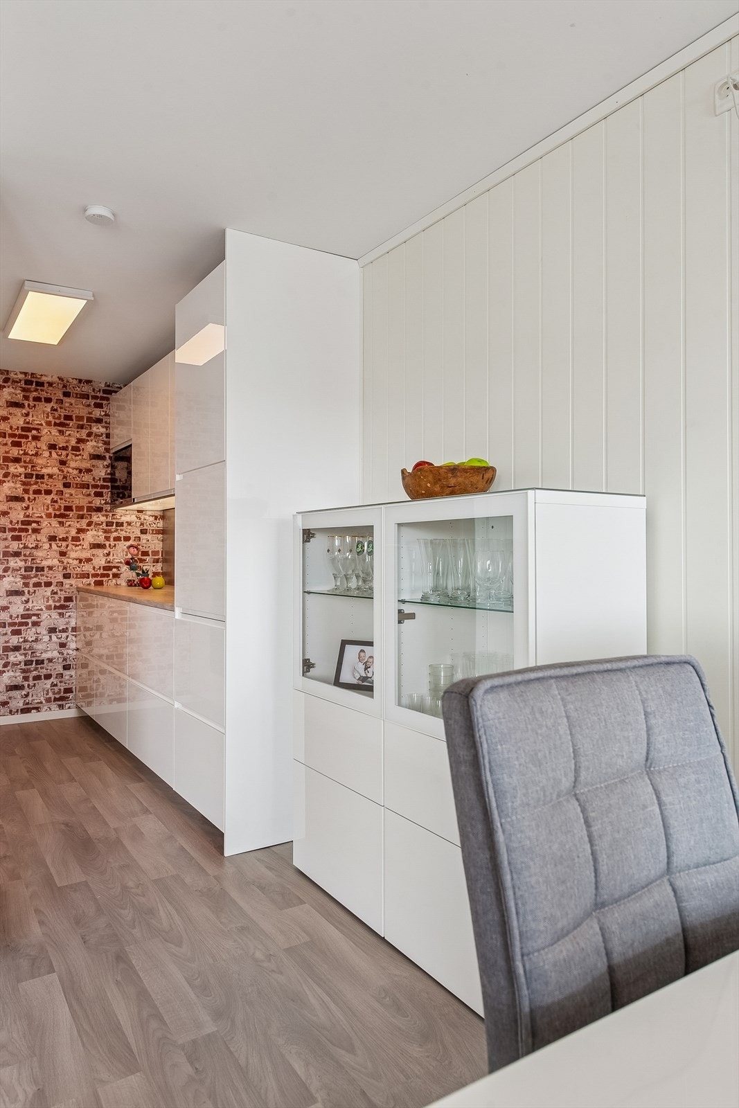 Kjøkkeninnredning med over- og underskap, samt høyskap, gir rikelig med oppbevaringsplass. Galleribilde