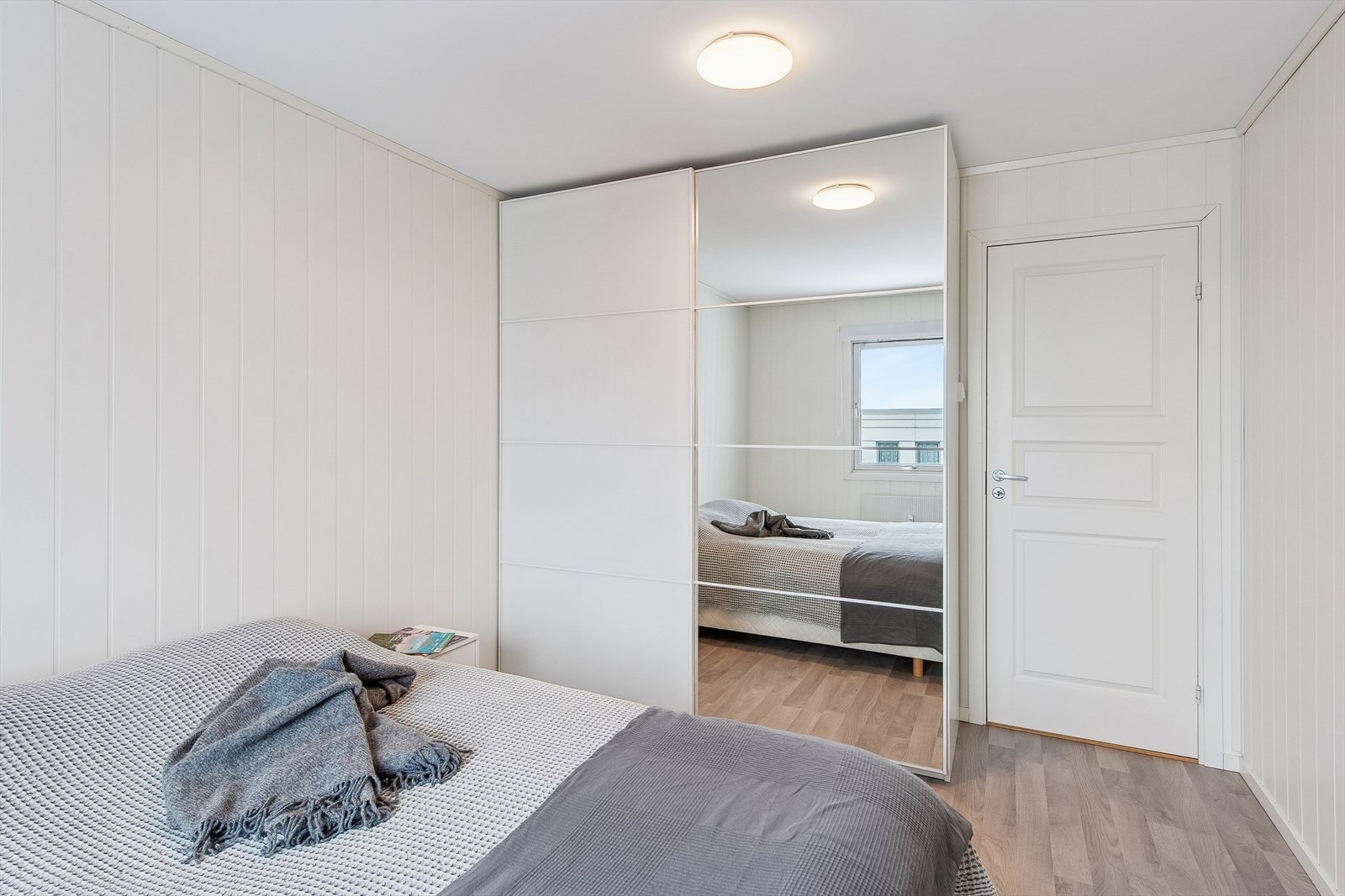 Rommet har en rolig plassering, adskilt fra leilighetens sosiale soner. Galleribilde