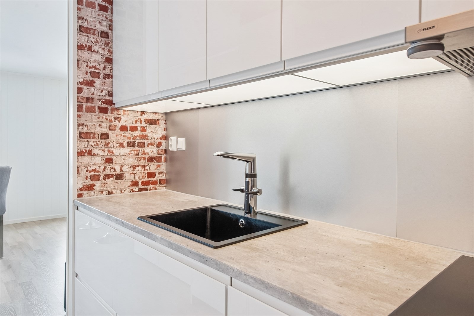 Kjøkkenet har ett-greps blandebatteri og mekanisk avtrekk installert i 2019. Galleribilde