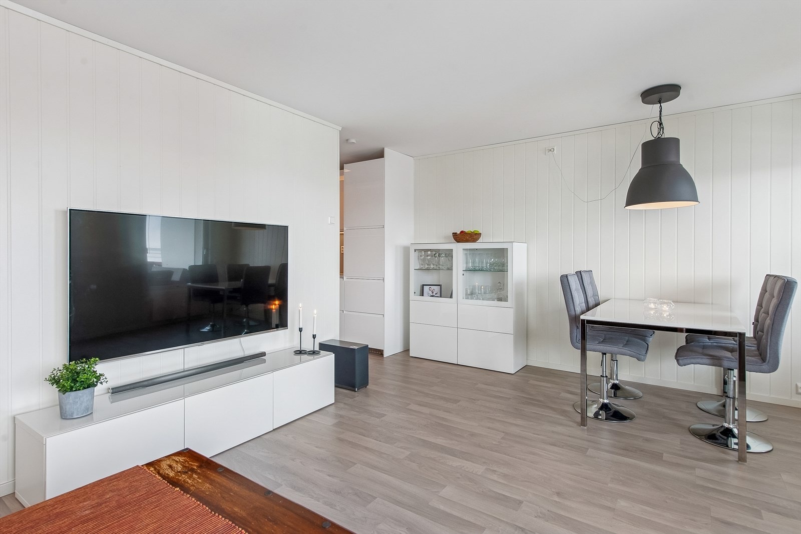 Den åpne løsningen mellom stue og spiseplass skaper en sosial sone. Galleribilde