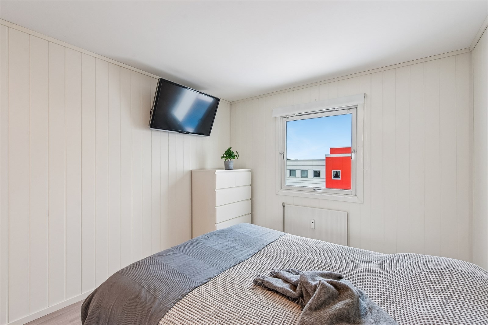 Soverommet har en god størrelse med plass til dobbeltseng. Galleribilde